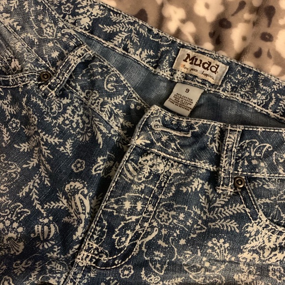 Size 9 Mudd Jean shorts - Picture 3 of 5